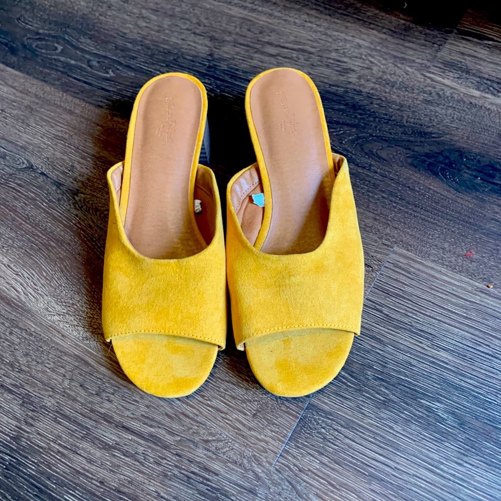Mustard yellow open toe Cuban heel 💛